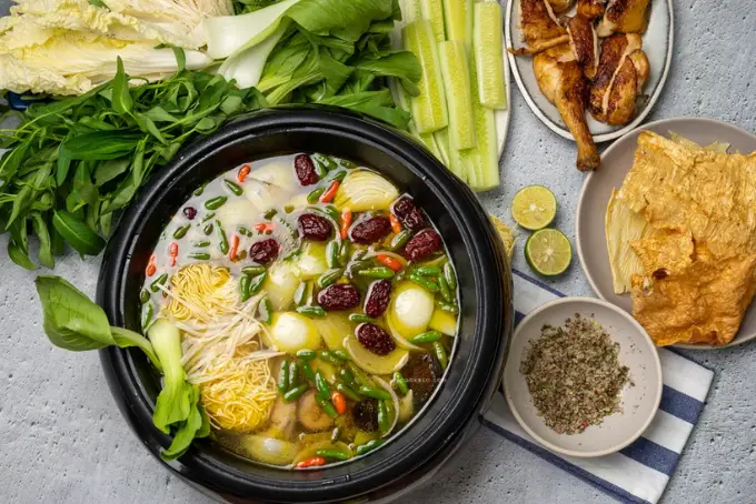 Nồi Gà Tiềm Ớt Hiểm Sôi Cùng Rau Mì