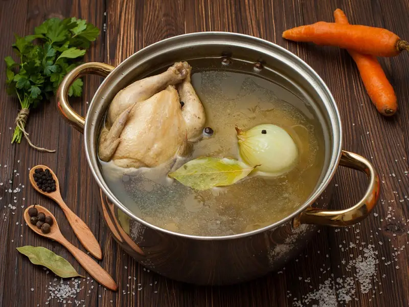 Nước dùng phở gà trong vắt sôi liu riu