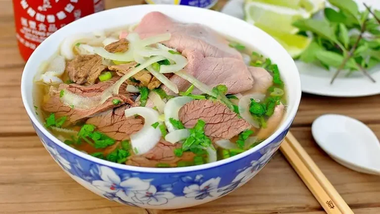 Phở bò Việt Nam nóng hổi, đầy đủ topping.