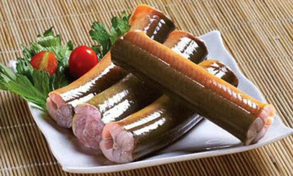 Thịt lươn luộc chín chuẩn bị gỡ xương.