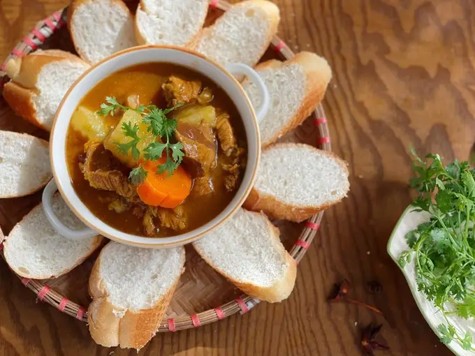 Sốt Vang Gân Bò, Bánh Mì Nóng Giòn