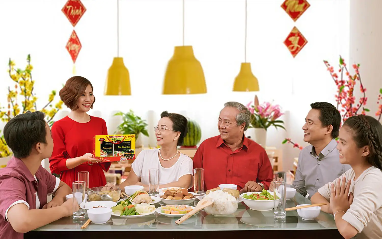 Gia đình sum vầy bên lẩu nấm ấm cúng.