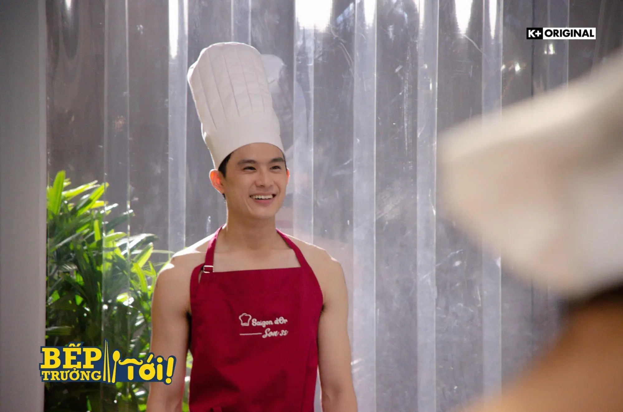 Bếp trưởng cười thân thiện, chỉ mẹo hay trong bếp.