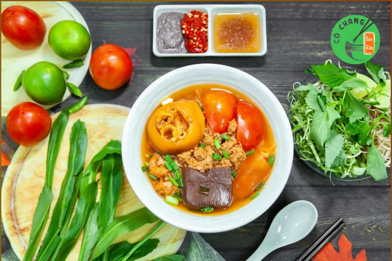 Rau sống tươi ngon và bún riêu giò heo