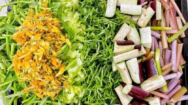 Rau sống tươi ngon ăn kèm lẩu mắm