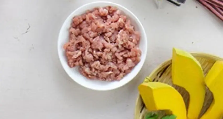 Nguyên liệu canh bí đỏ thịt bằm đã sẵn sàng.