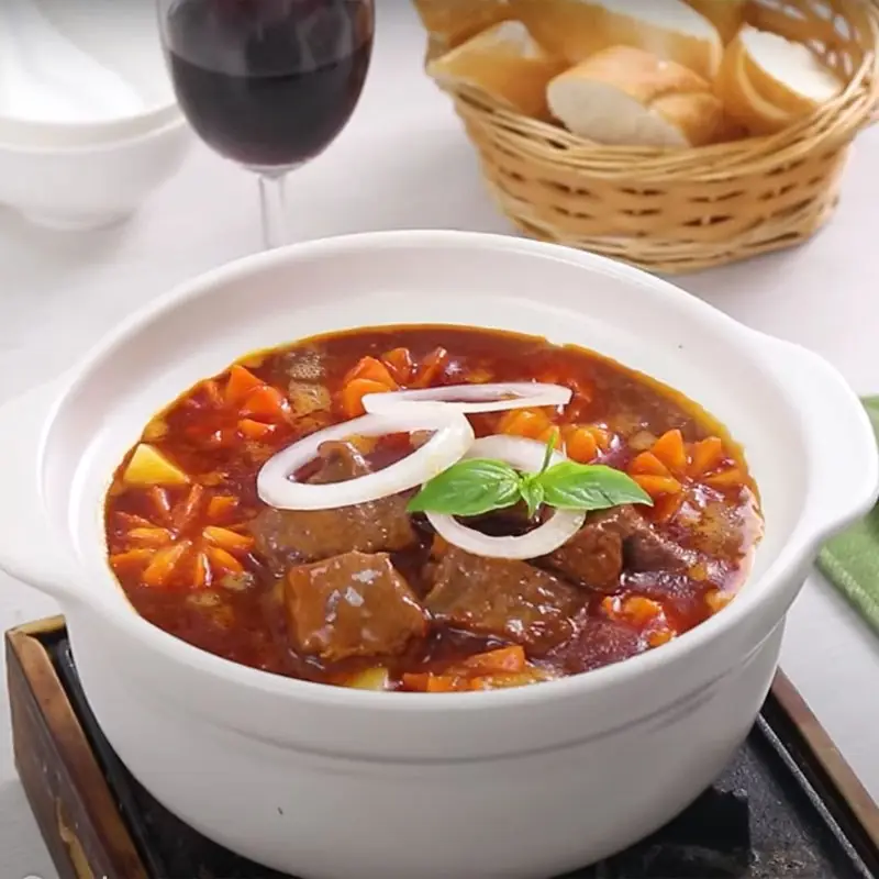 Bò sốt vang hấp dẫn, trình bày đẹp mắt