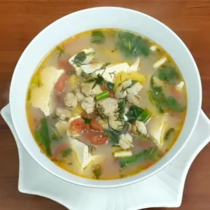 Bát canh ngao cà chua nóng hổi, thanh mát.