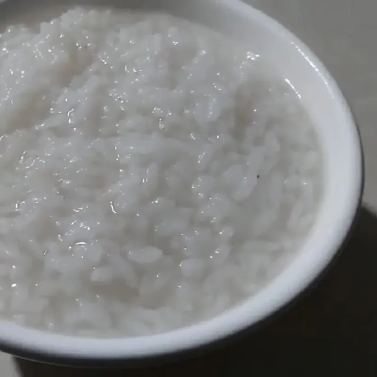 Nồi cháo sôi nhẹ, hạt gạo nở đều