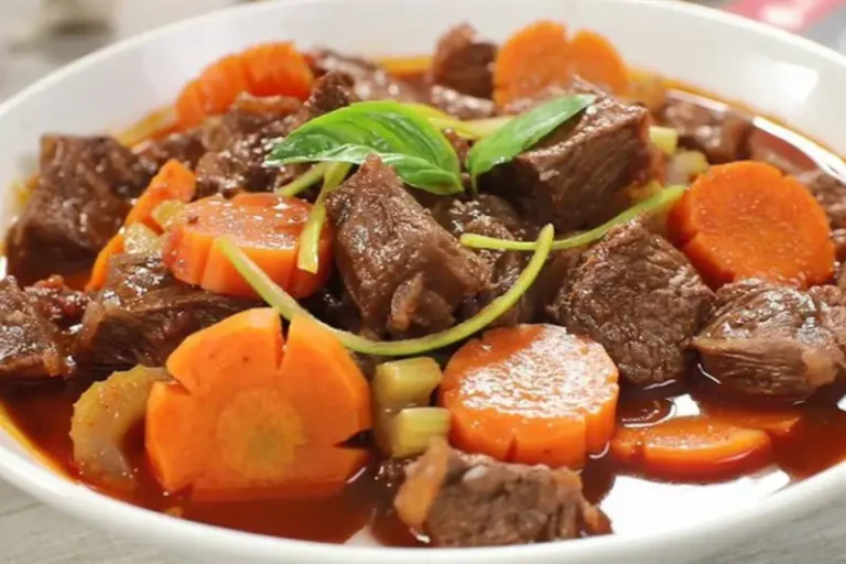 Thịt bò tươi ngon, sơ chế sẵn sàng sốt vang.