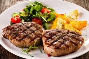 Thịt bò tươi, gia vị truyền thống bày trí đẹp.