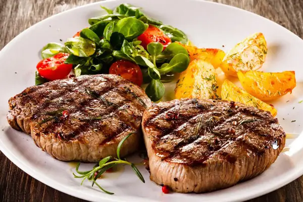 Thịt bò tươi, gia vị truyền thống bày trí đẹp.