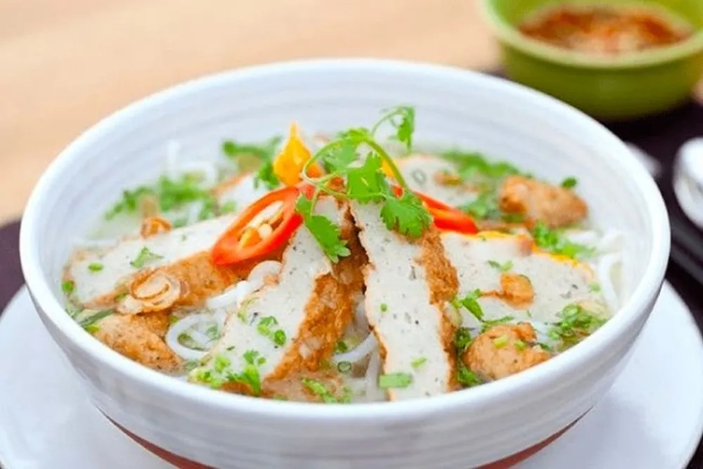 Bánh canh xương nóng hổi, mềm ngọt, nghi ngút khói.