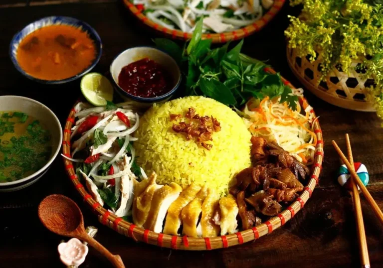 Cơm gà là món ăn truyền thống được yêu thích rộng rãi