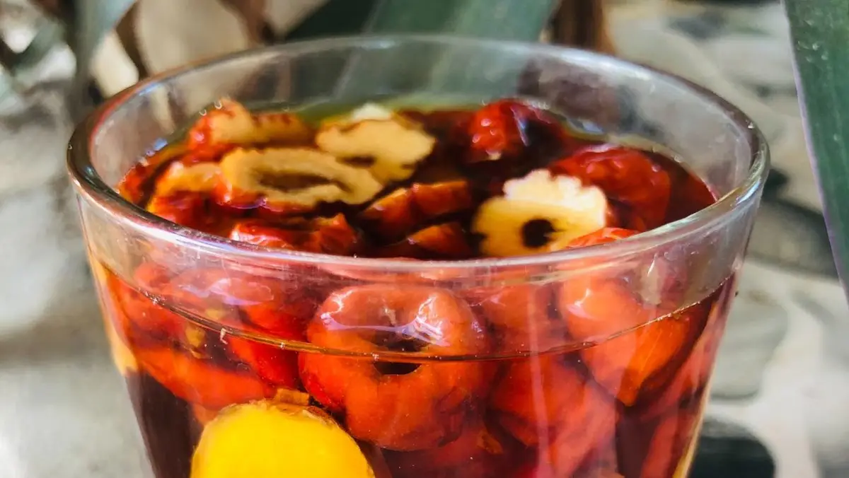 Nấu trà táo đỏ trên bếp