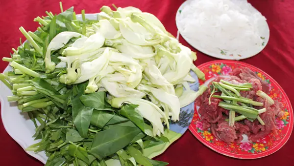 Rau tươi ngon ăn kèm lẩu trâu nhúng mẻ.