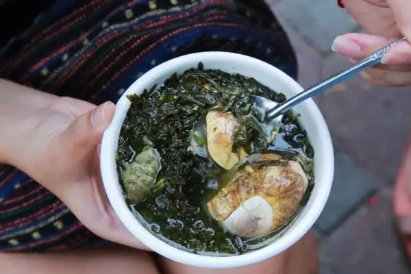 Nồi trứng vịt lộn ngải cứu đang sôi.