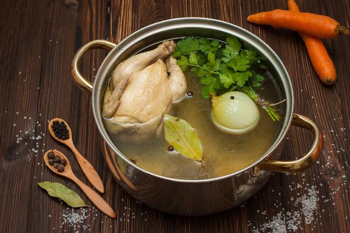 Nồi nước dùng trong veo, chuẩn vị.