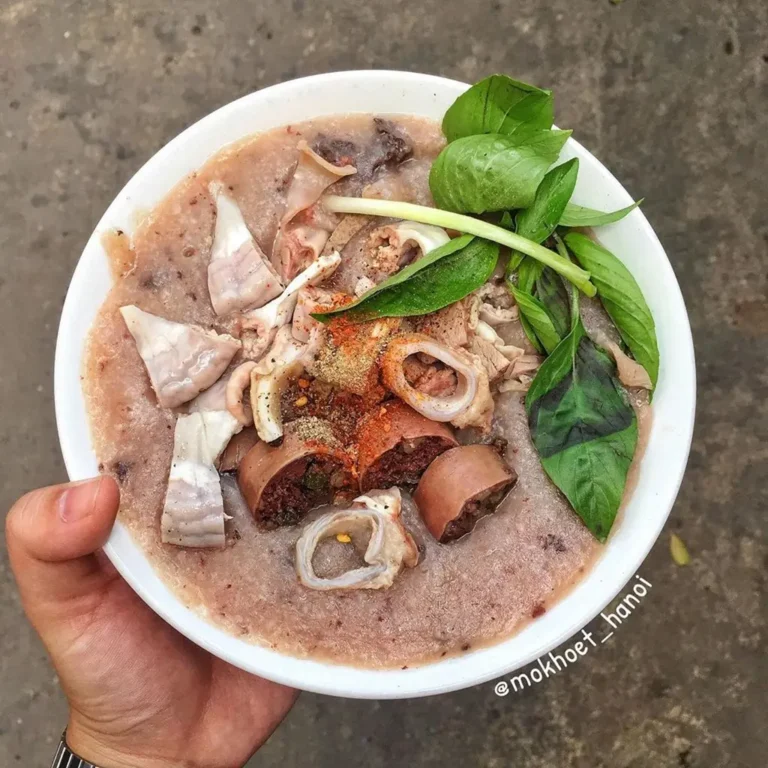 Bát cháo lòng nóng hổi, topping hấp dẫn.