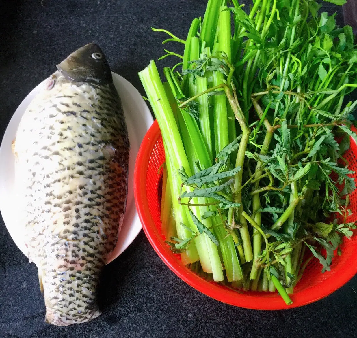 Bún rau ăn kèm lẩu cá chép giòn