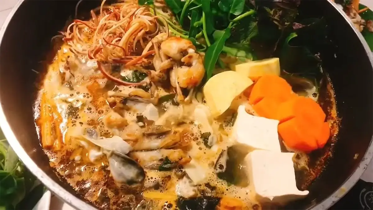 Lẩu ếch măng cay chua ngọt