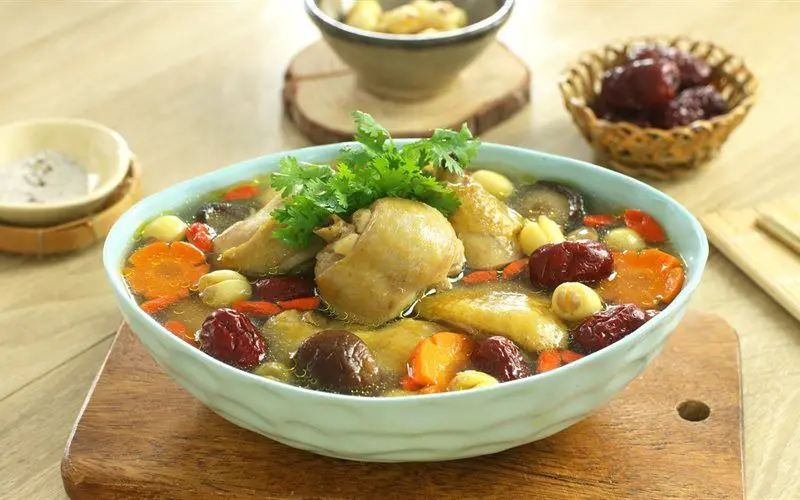 Gà hầm hạt sen - Lợi Ích Sức Khỏe và Các Biến Tấu Món Ăn