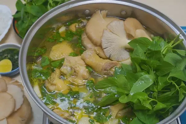 Gà nấu lá é - Bí quyết để món lẩu thêm hấp dẫn