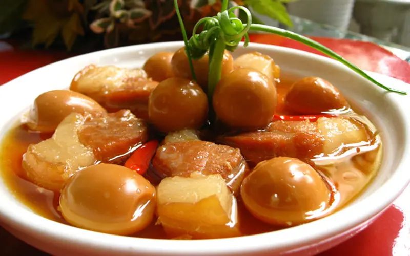 Bí quyết làm thịt heo kho tàu chuẩn vị, mềm ngon bất bại tại nhà 2 Thịt heo kho tàu - Bí quyết để thịt kho tàu thêm hấp dẫn
