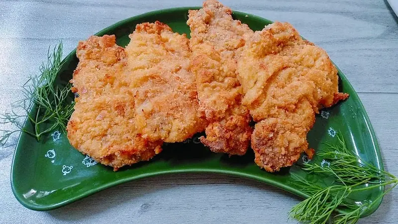 Các bước làm thịt lợn chiên xù giòn rụm